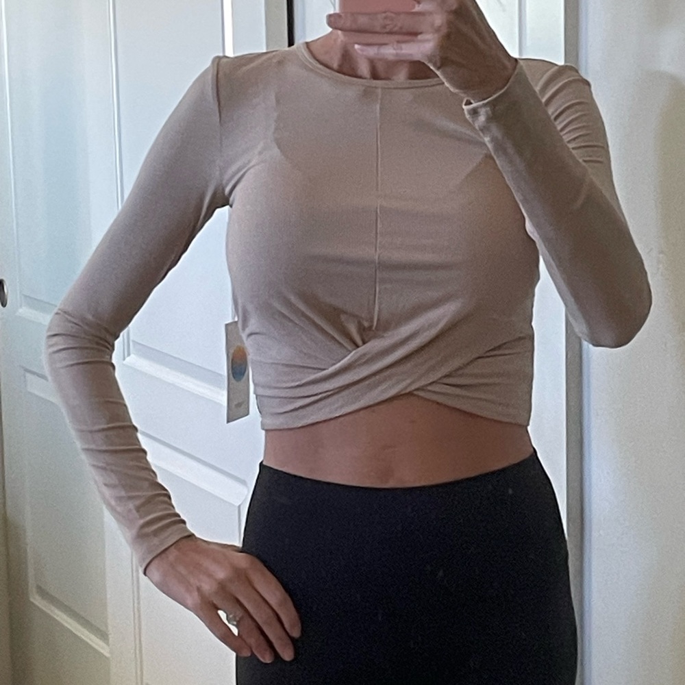 NWT Vuori top 🔥 - Picture 5 of 9
